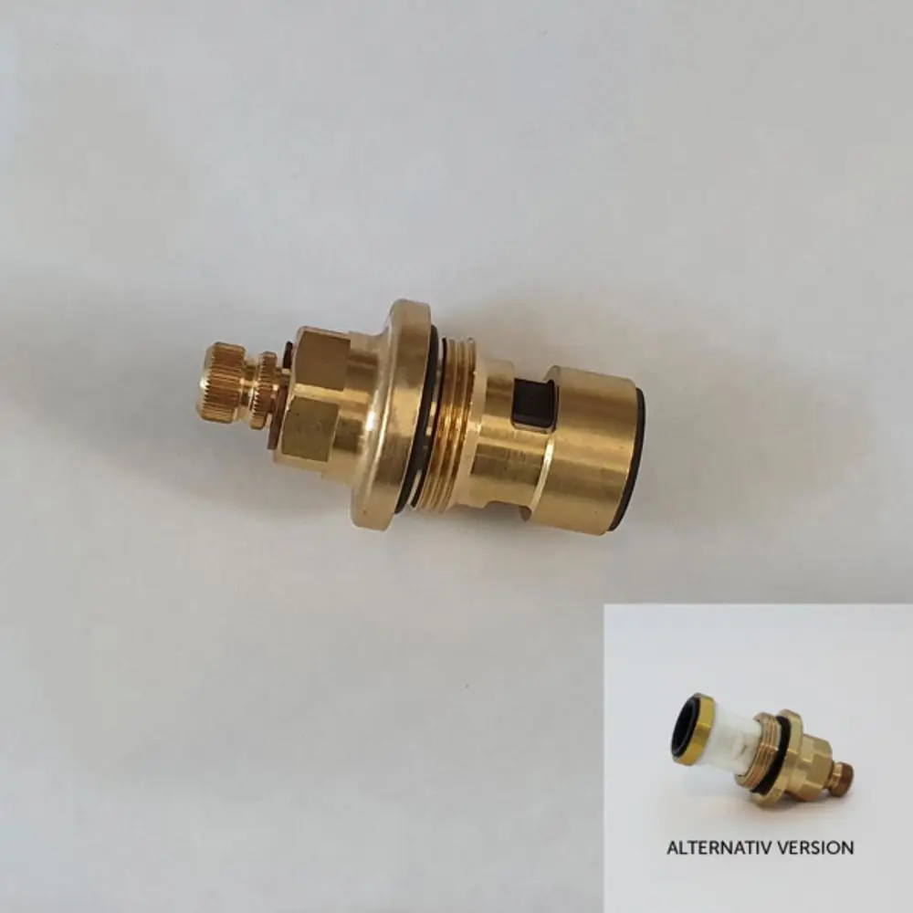 Keramisches Innenleben eines Wasserhahns von Ideal Standard. Zu erkennen sind ein gewindeartiger Anschluss und zwei verschiedene Versionen des Elements im Bild.